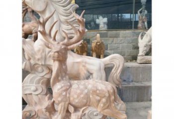 烟台展现自然风采的梅花鹿石雕