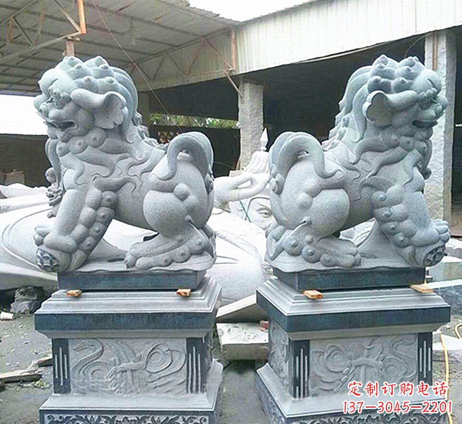 烟台南方狮子献钱狮石雕,精美狮子雕塑为您庆祝