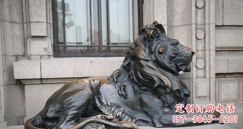 烟台趴着的西洋狮子铜雕