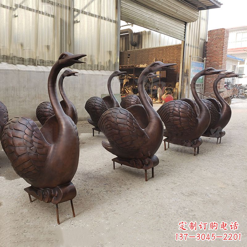 烟台中领雕塑天鹅铜雕是一款精美的艺术作品,既…