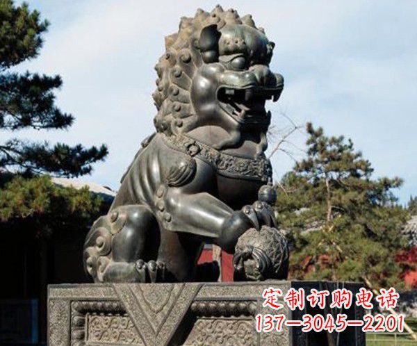 烟台完美融合中西文化的铜狮子雕塑