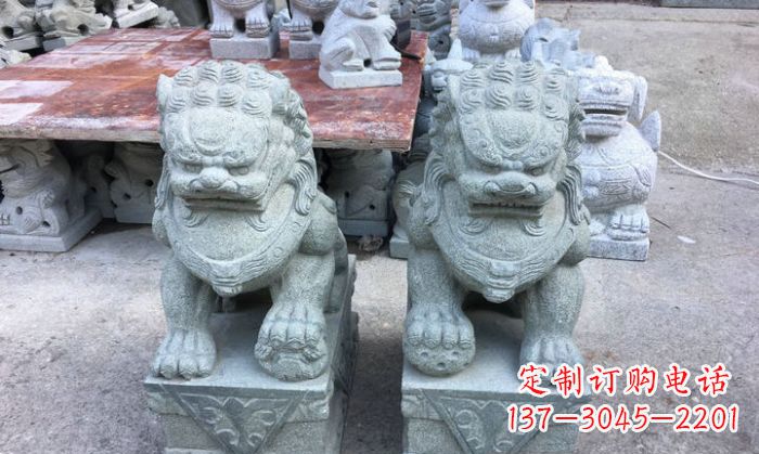 烟台青石踩球狮子看门石雕,精致雕塑令门口更加精彩