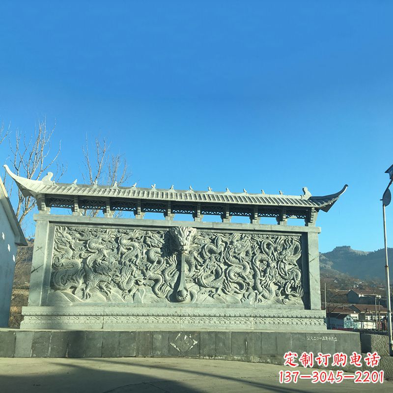 烟台青石九龙壁,精美雕塑饰衬城市广场