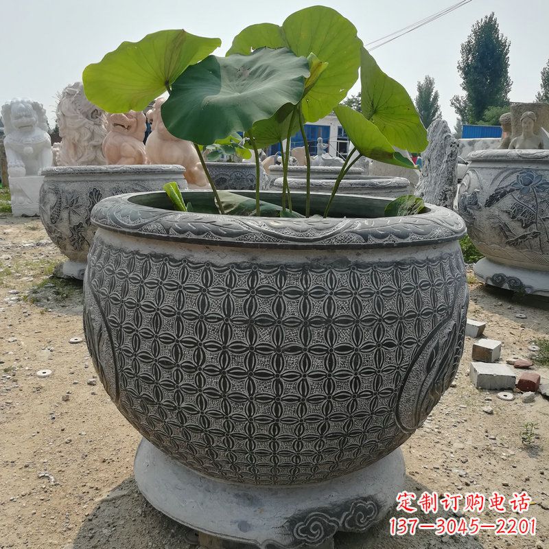 烟台荷花鱼石雕塑,精美雕塑展现浪漫情怀