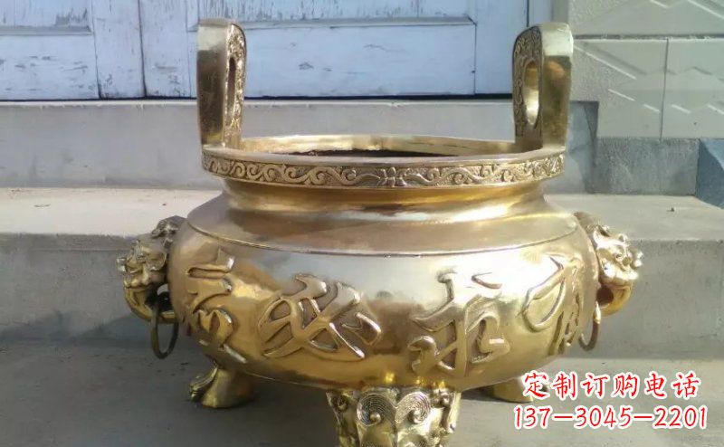 烟台壮丽威猛的三足香炉铜雕