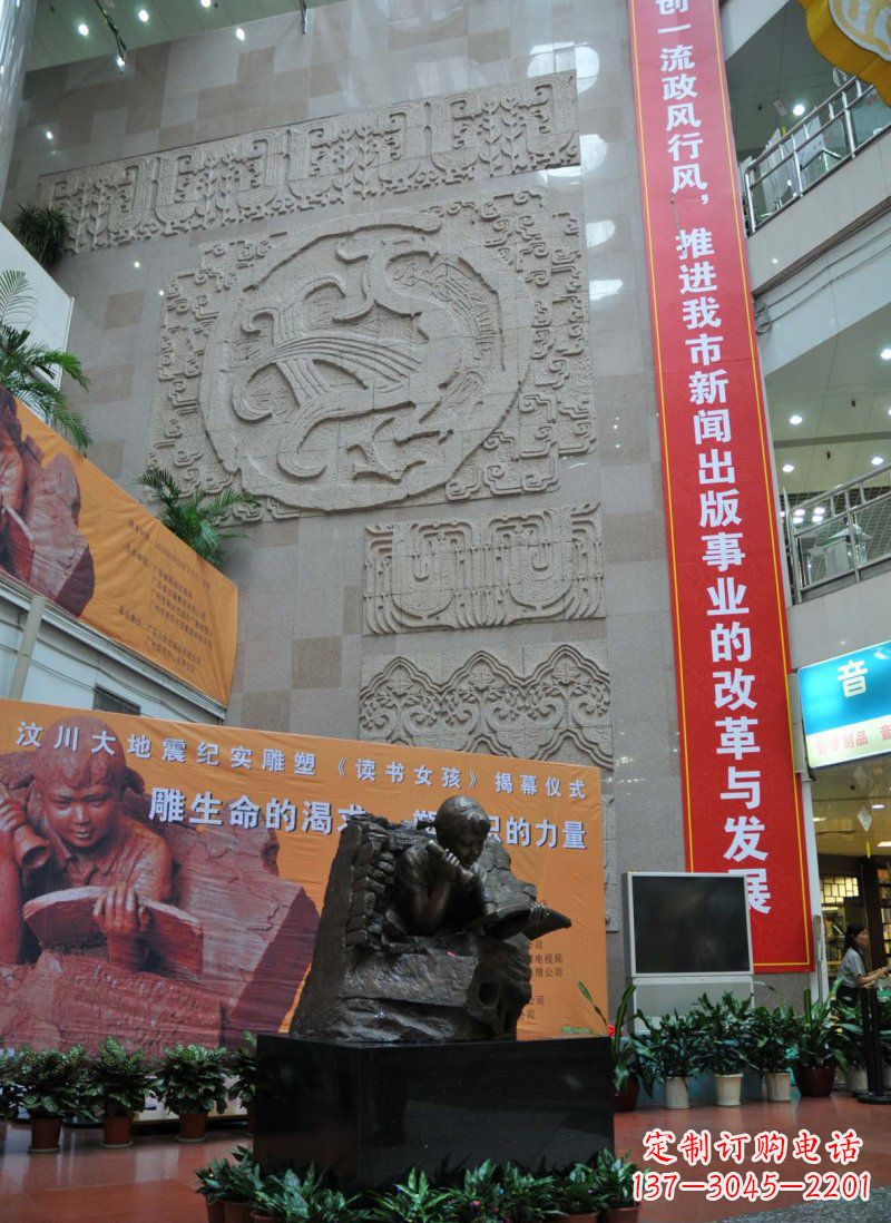 烟台令人惊叹的小女孩景观铜雕