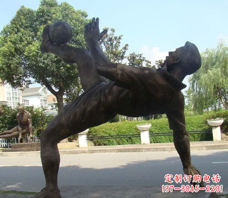 烟台射门的足球运动员铜雕