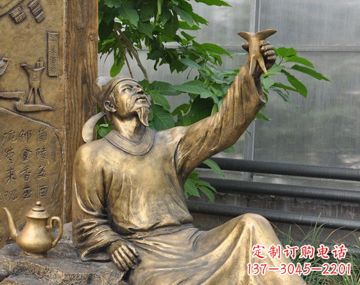 烟台象征文学大师李白的铜雕像