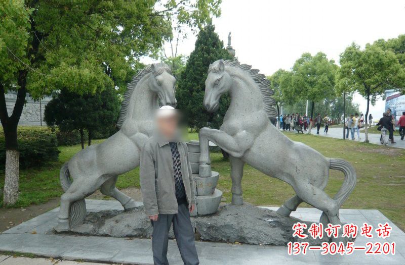 烟台以马为主题的石雕艺术品
