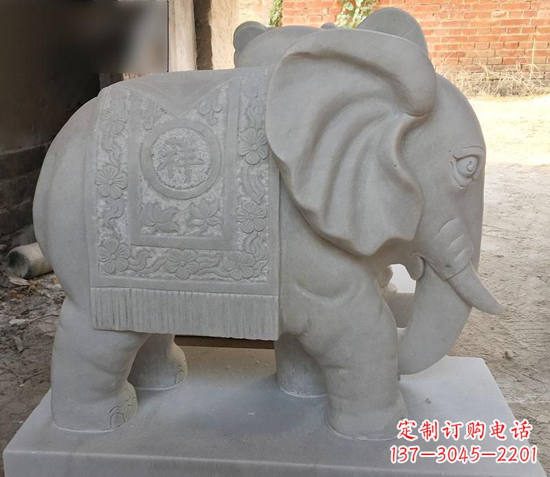 烟台风格多样的大象雕塑