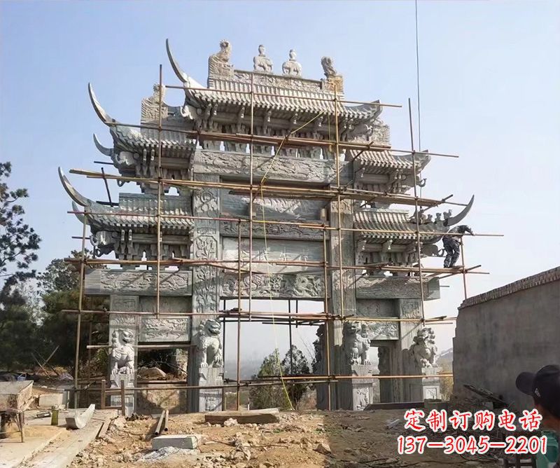 烟台石牌坊外东侧的龙凤雕塑