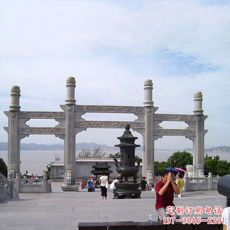烟台寺院冲天式石雕牌坊