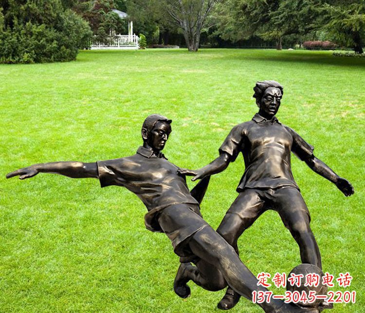 烟台踢足球的人物铜雕
