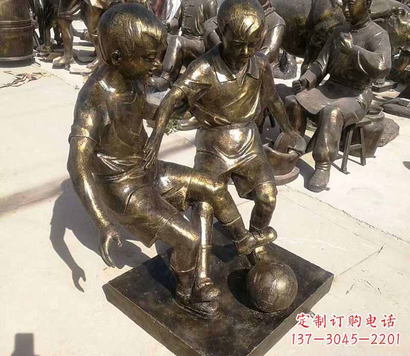 烟台踢足球的儿童铜雕
