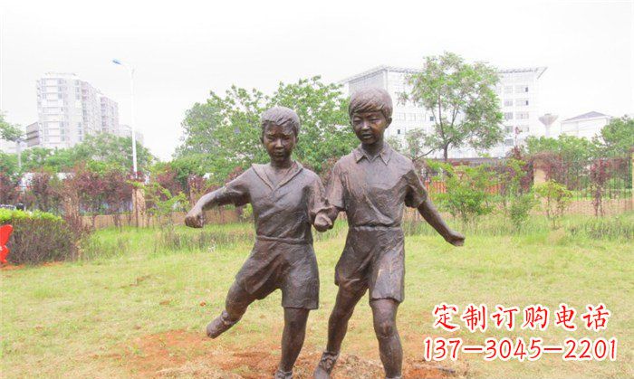 烟台踢足球公园人物铜雕 (2)