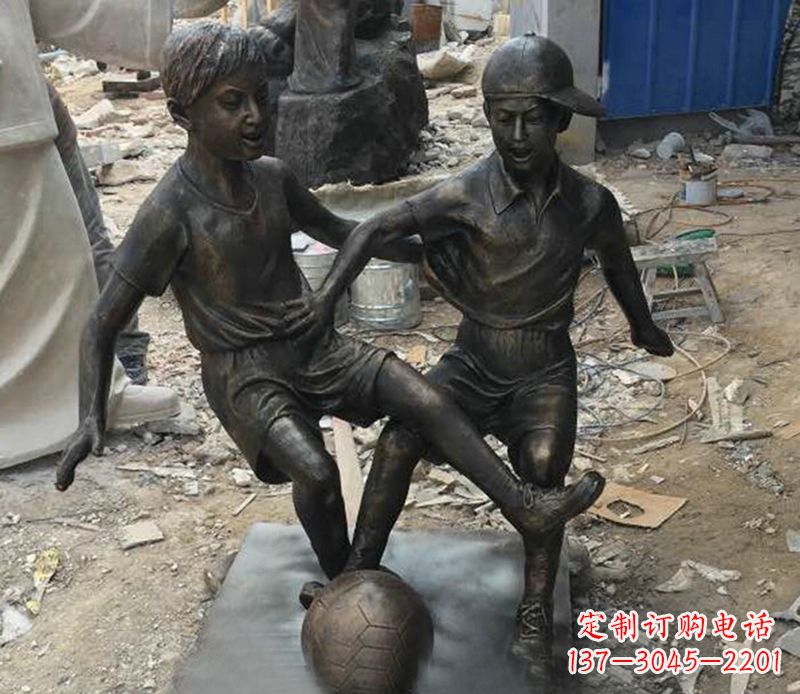 烟台踢足球公园人物铜雕