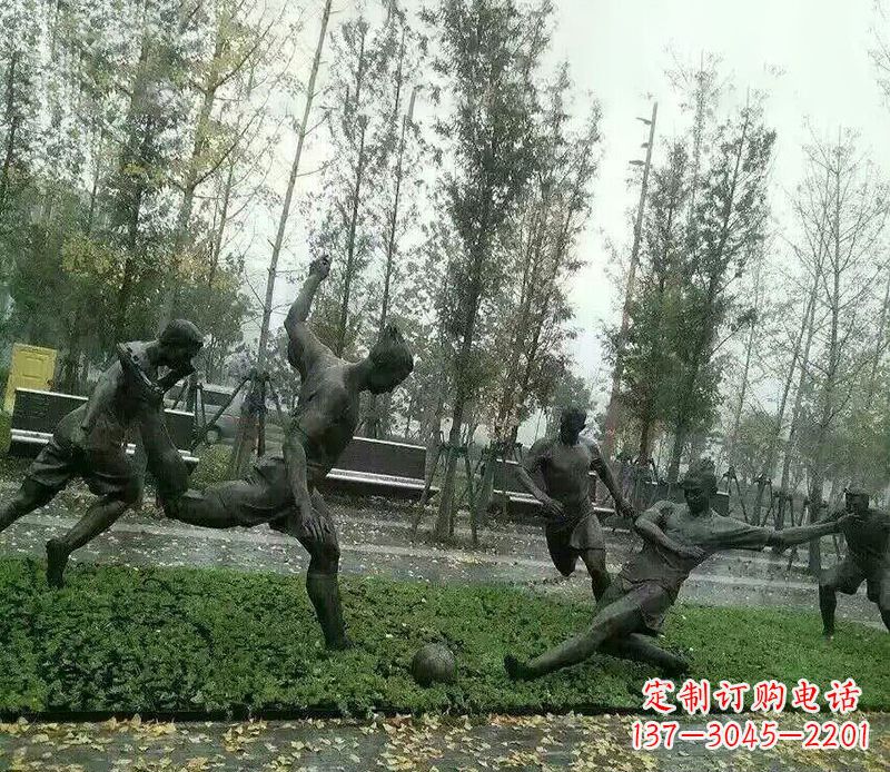烟台踢足球公园运动人物铜雕