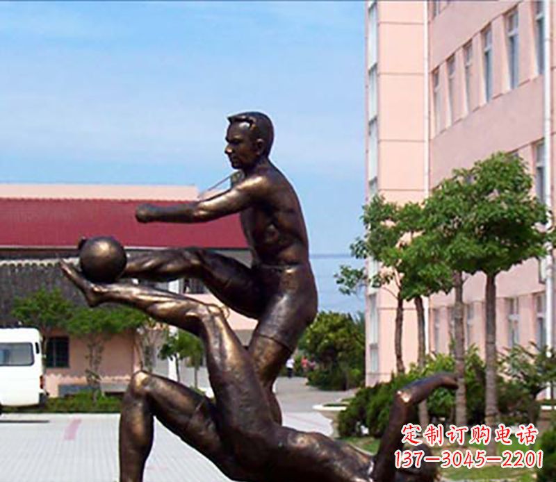 烟台踢足球人物广场小品铜雕