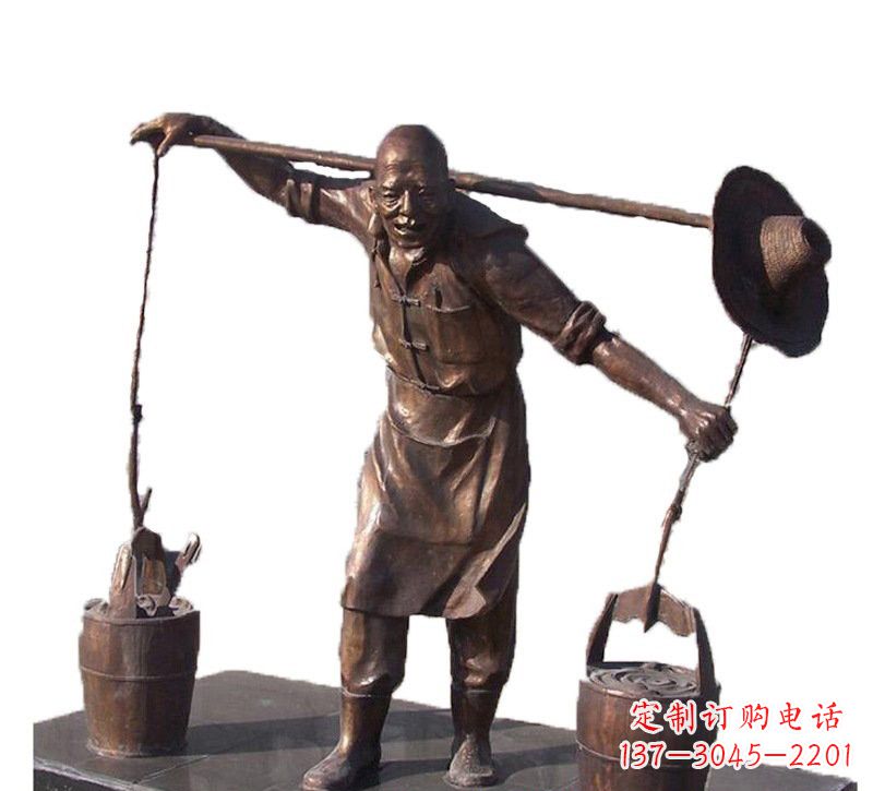 烟台挑扁担的老人铜雕