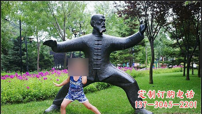 烟台铜雕打太极拳的老人