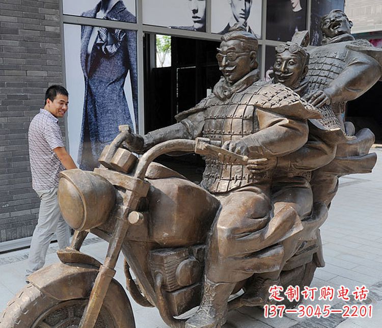 烟台铜雕街头骑摩托人物雕塑