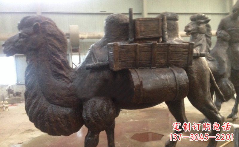 烟台驮着东西的骆驼公园动物铜雕