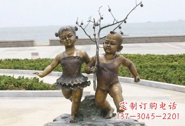 烟台玩耍的儿童铜雕