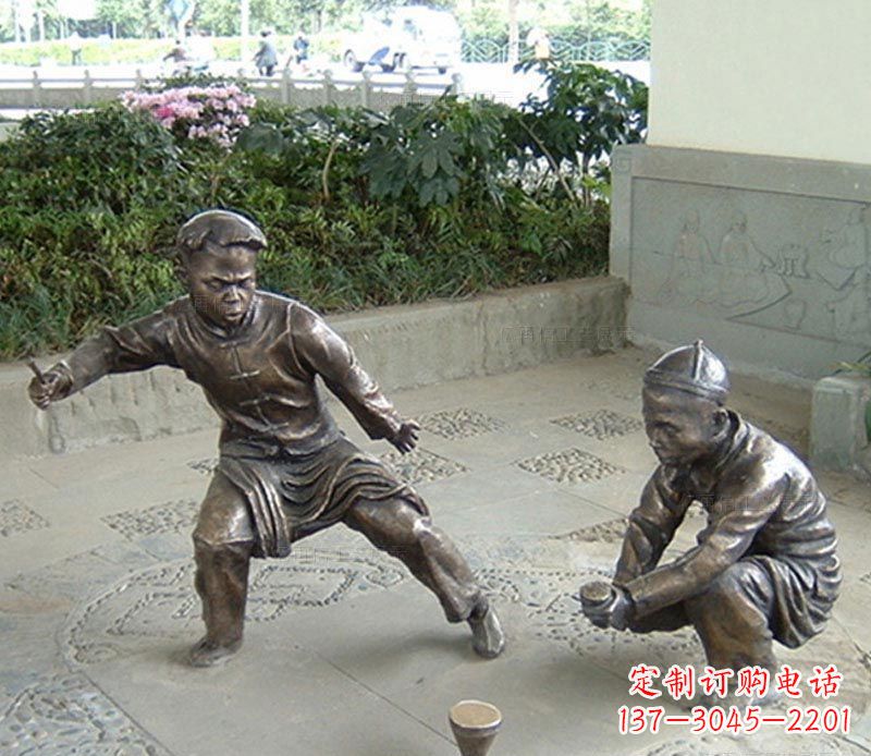 烟台玩陀螺的古代儿童铜雕