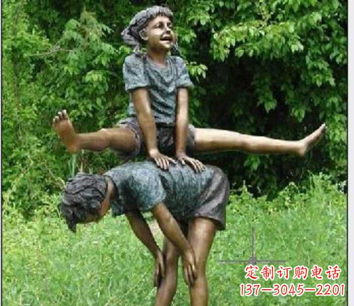 烟台玩跳山羊的儿童铜雕