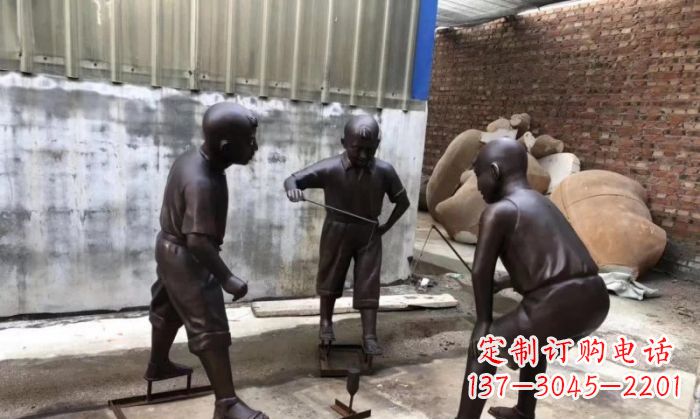烟台玩陀螺人物铜雕 (2)