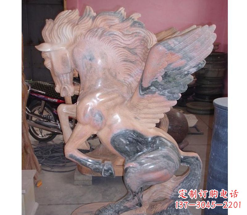 烟台晚霞红奔马石雕