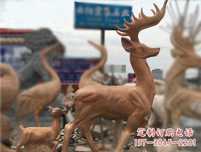 烟台晚霞红动物驯鹿公园石雕