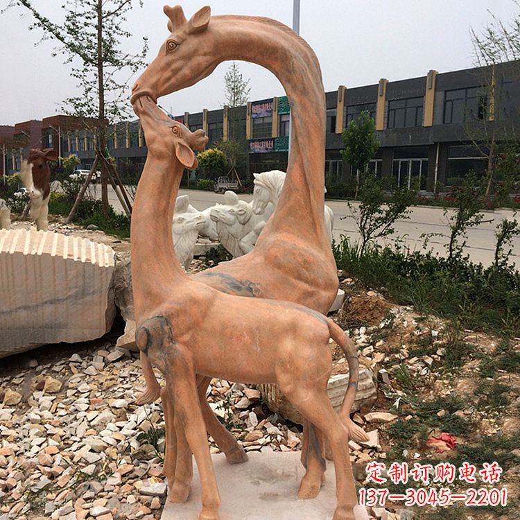烟台晚霞红石雕长颈鹿-校园公园母子亲情景观雕塑