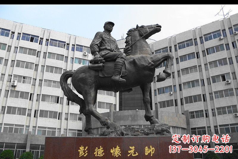 烟台伟人彭德怀元帅铜雕