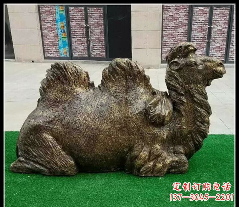 烟台卧在草地的骆驼铜雕