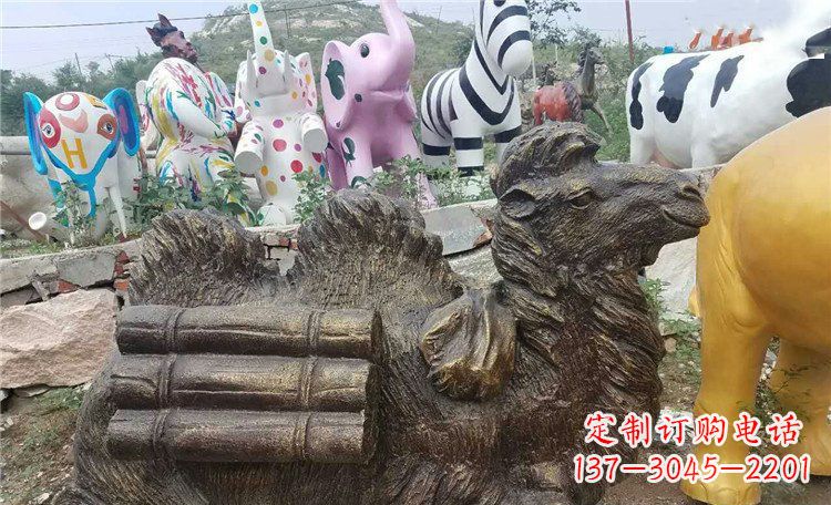 烟台卧着的骆驼动物铜雕 (2)