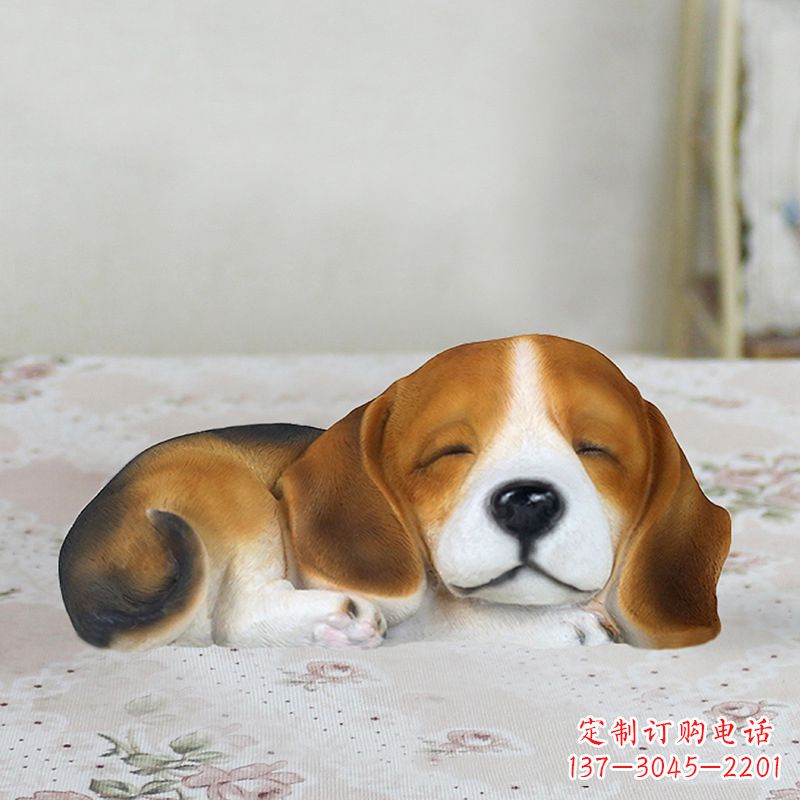 烟台卧姿比格犬仿真雕塑,睡觉的小狗狗是内美陈动物雕塑摆件