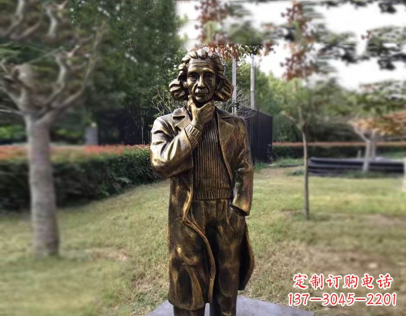 烟台西方名人爱因斯坦铜雕