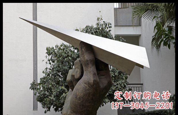 烟台小区不锈钢手拿纸飞机雕塑