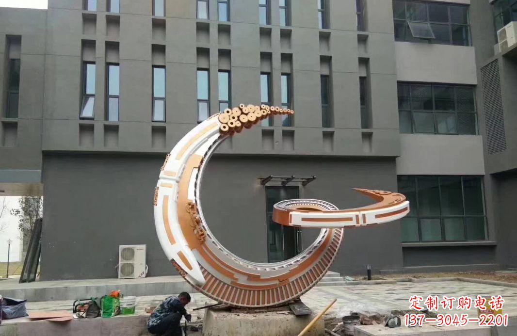 烟台小区抽象不锈钢月亮雕塑