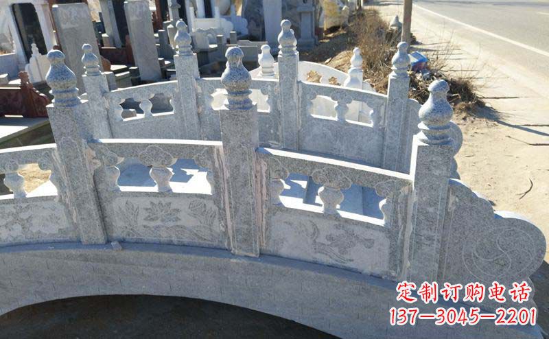 烟台小区公园大理石拱桥