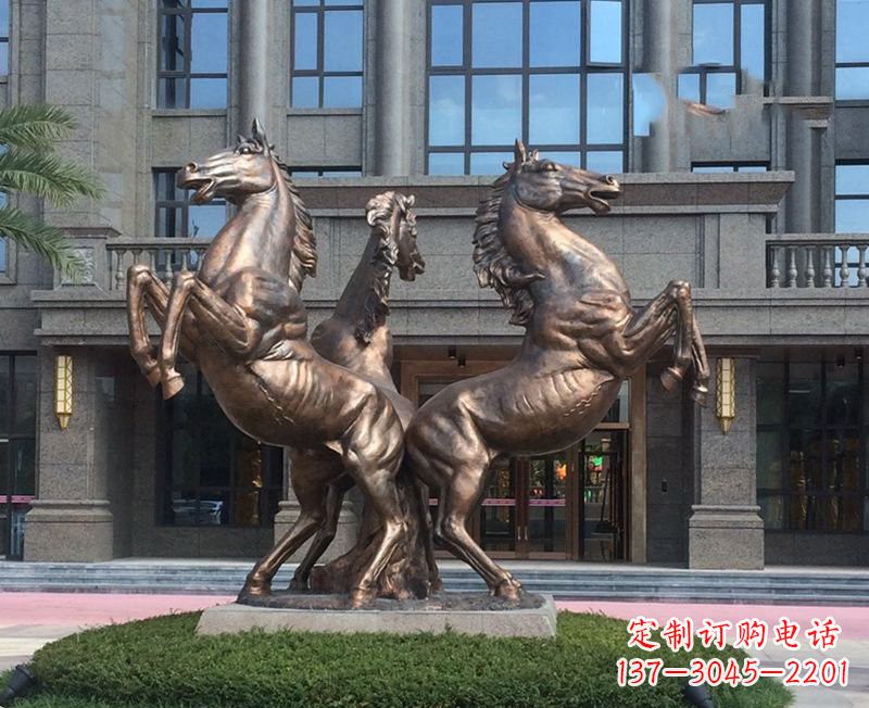 烟台小区立马铜雕