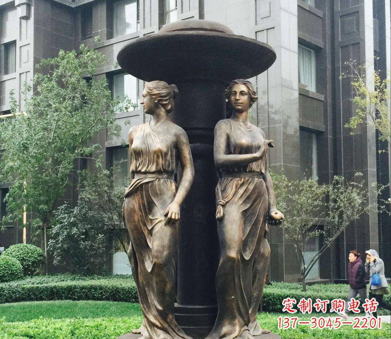 烟台小区西方女人人物铜雕