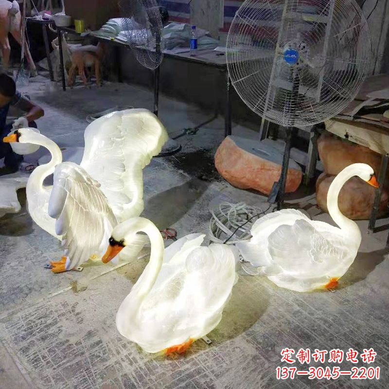 烟台小区园林草坪发光天鹅景观雕塑摆件