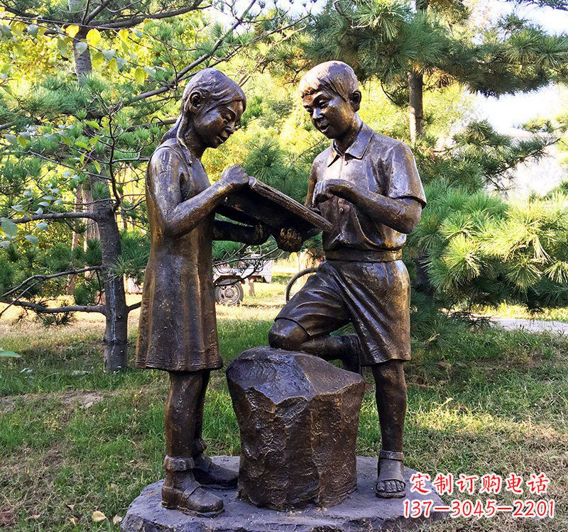 烟台校园读书的学生铜雕