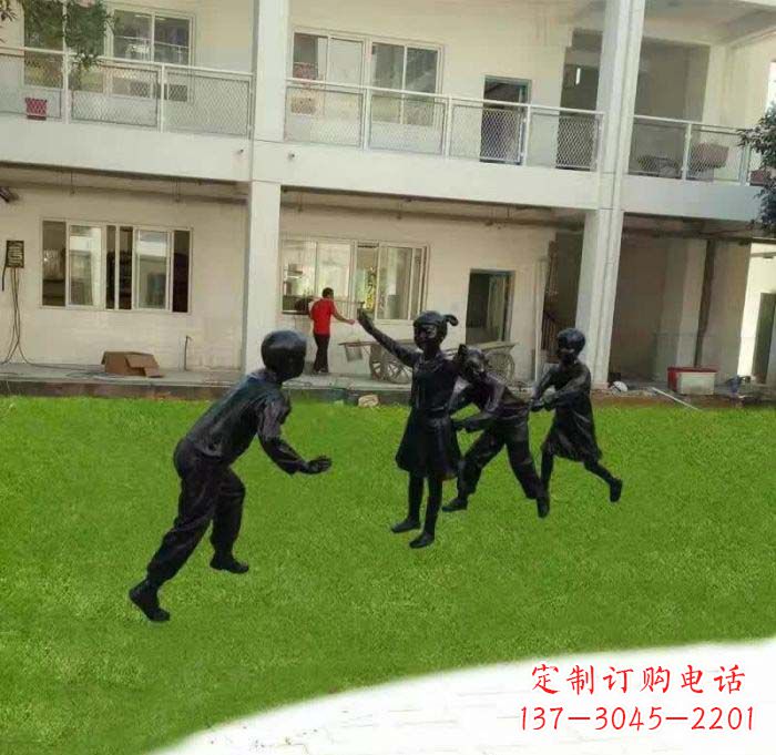 烟台校园儿童玩老鹰捉小鸡铜雕