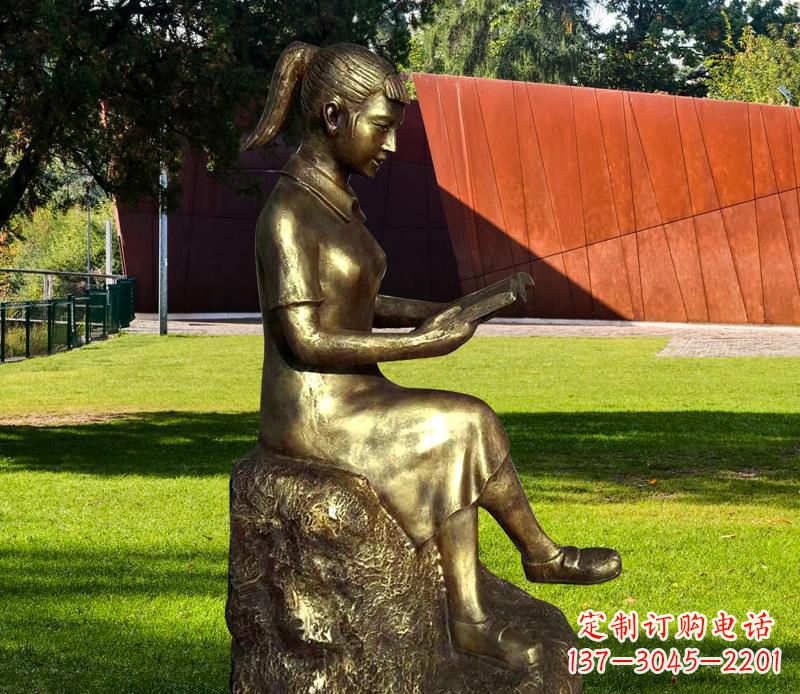 烟台校园看书的女孩铜雕