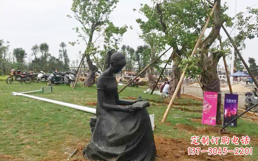 烟台校园看书女孩雕塑