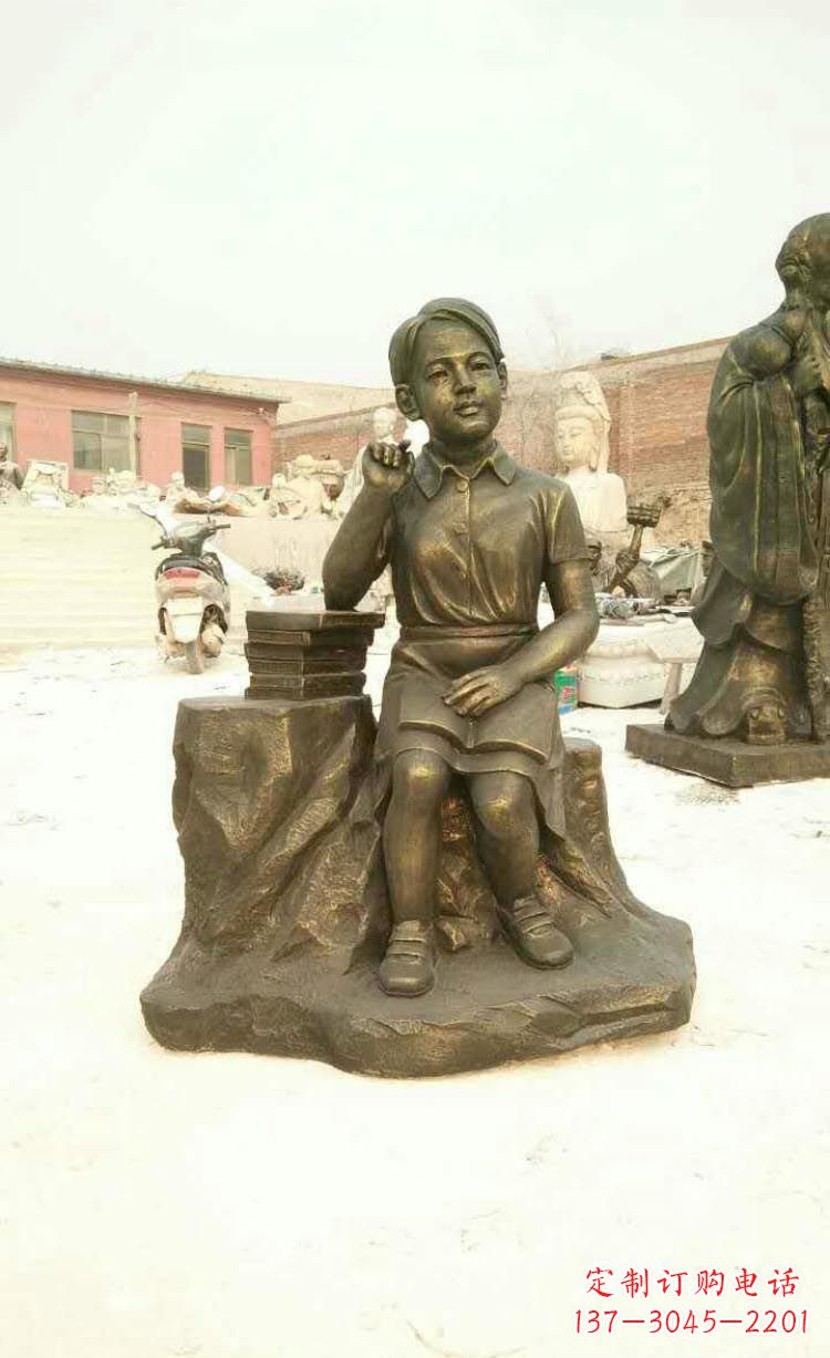烟台校园看书思考的学生铜雕