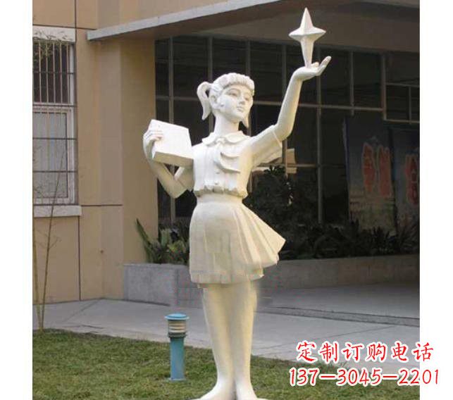 烟台校园拿书本的小学生石雕